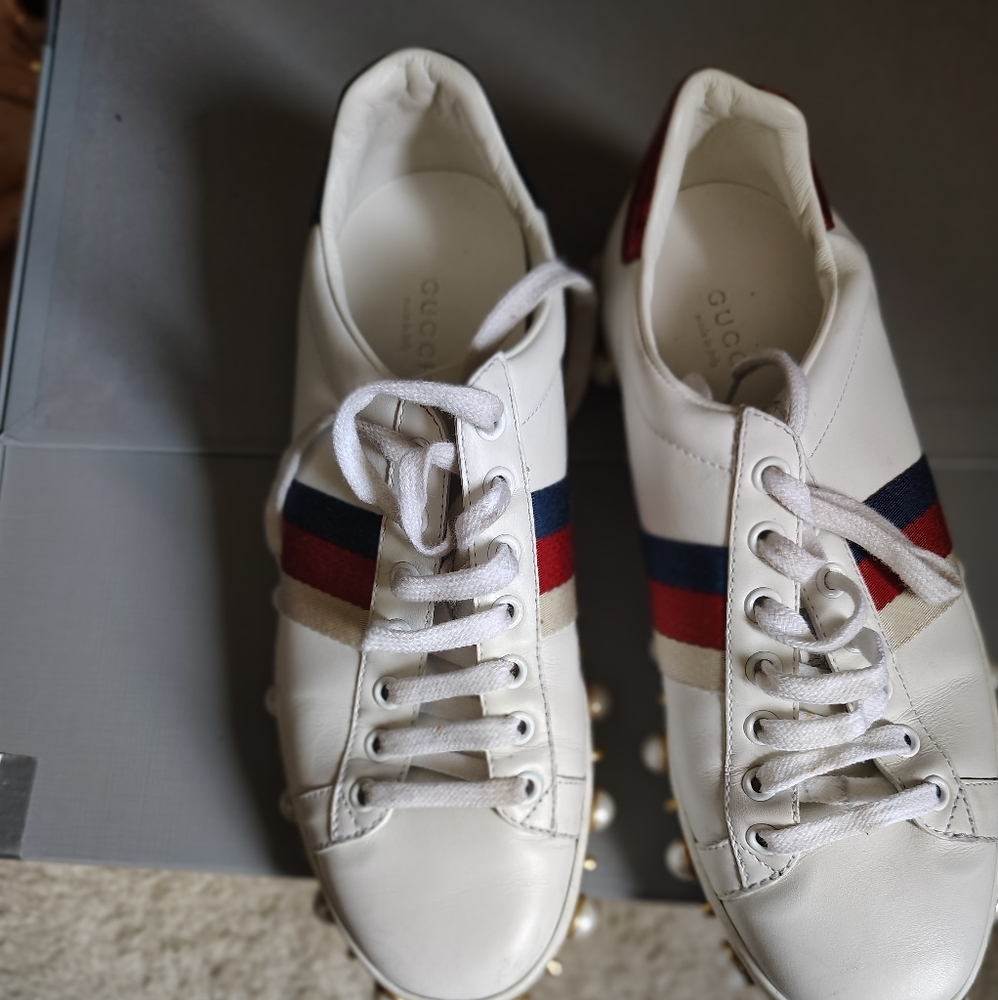 LADIES GUCCI LEATHER SNEAKERS MAKE A REASONABLE OFFER